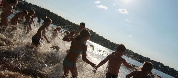 Архивное фото детей во время купания в реке Архивное фото детей во время купания в реке - Sputnik Казахстан