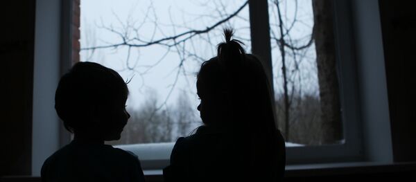 Архивное фото детей у окна Архивное фото детей у окна - Sputnik Казахстан