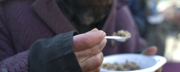 голод бездомный зима мороз нищета нищие нужда тарелка холод - Sputnik Казахстан