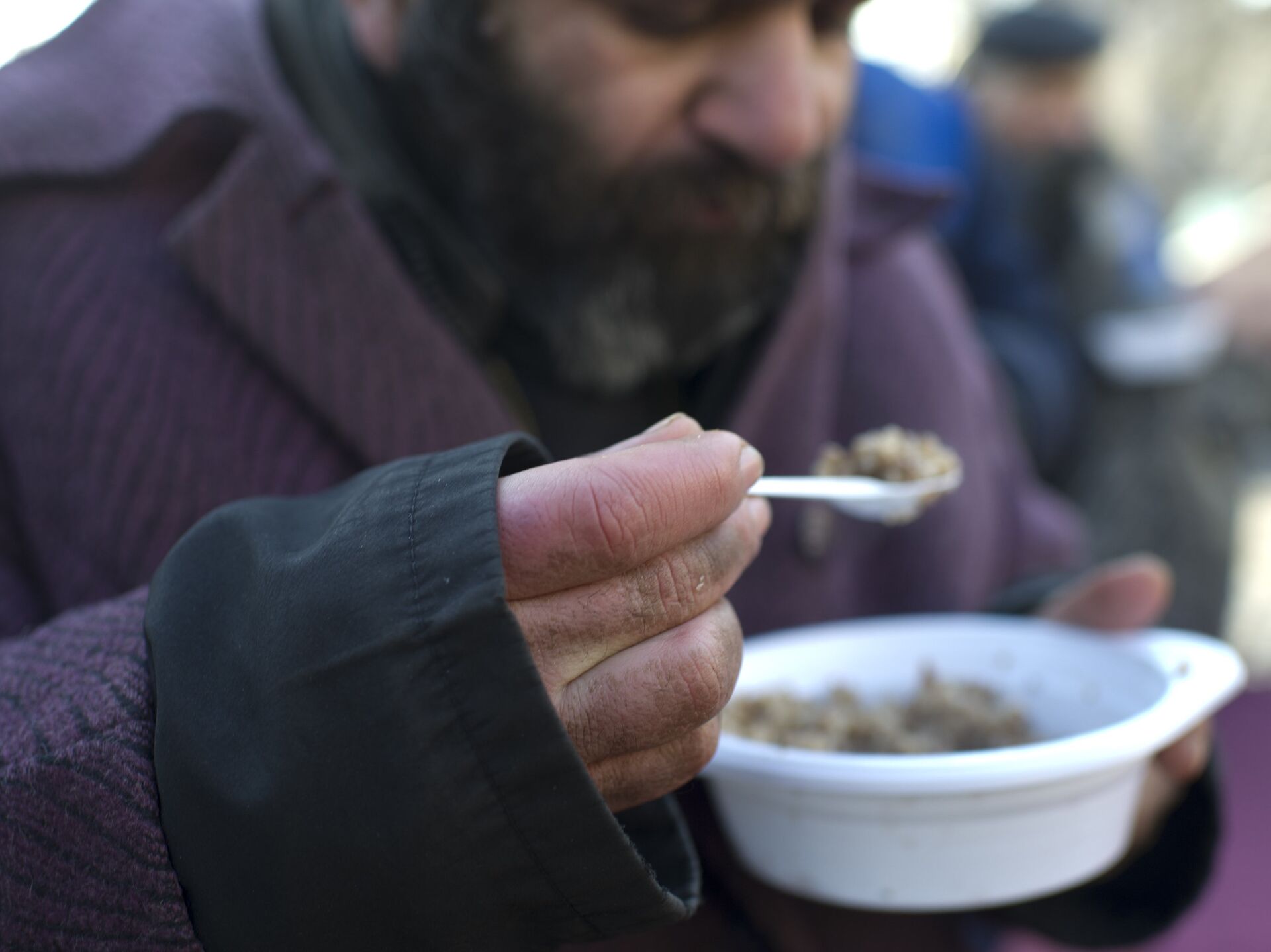 Еда для бездомных. Кормление бездомных людей. Еда бомжей. Кормежка бездомных людей. Обеды для бездомных.