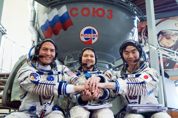 Экипаж космической экспедиции: россиянин Олег Кононенко, японский бортинженер Кимия Юи и астронавт НАСА бортинженер Челл Линдгрен. - Sputnik Казахстан