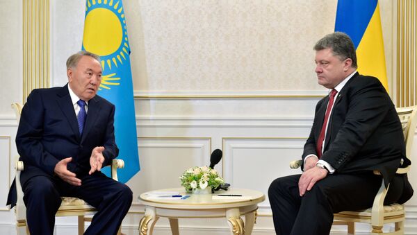 президенты Казахстана и Украины Нурсултан Назарбаев и Петр Порошенко. Архивное фото  - Sputnik Казахстан
