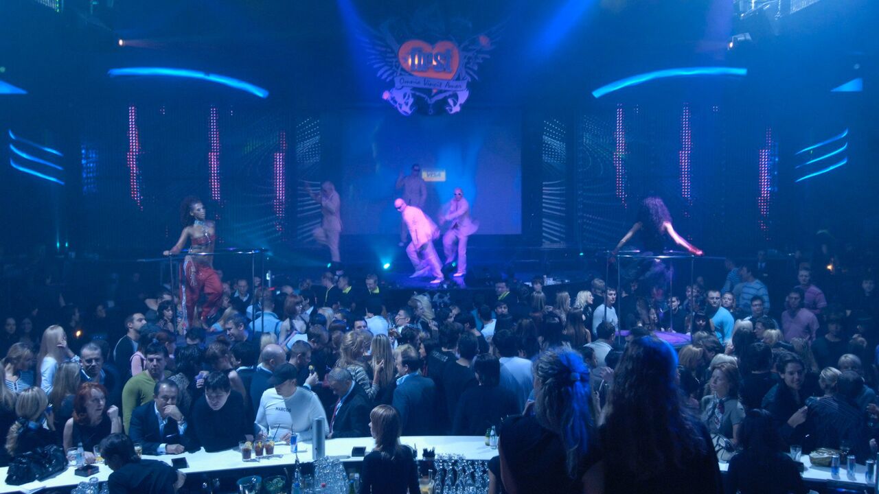 Эштон Катчер порно видео Жылжымалы үйдегі секс