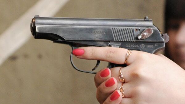 Архивное фото пистолета в женских руках - Sputnik Казахстан