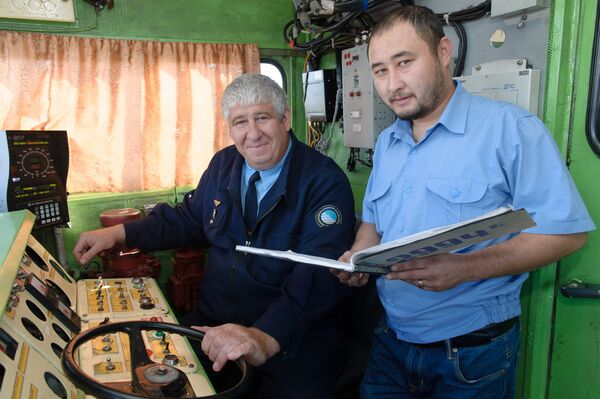 Машинист Костанайского эксплуатационного локомотивного депо Александр Фурсов - Sputnik Казахстан