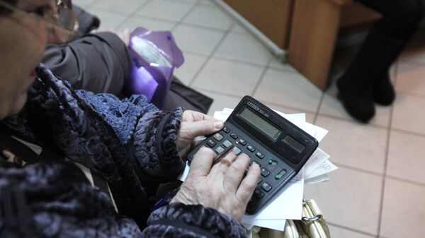 Архивное фото женщины с калькулятором - Sputnik Казахстан