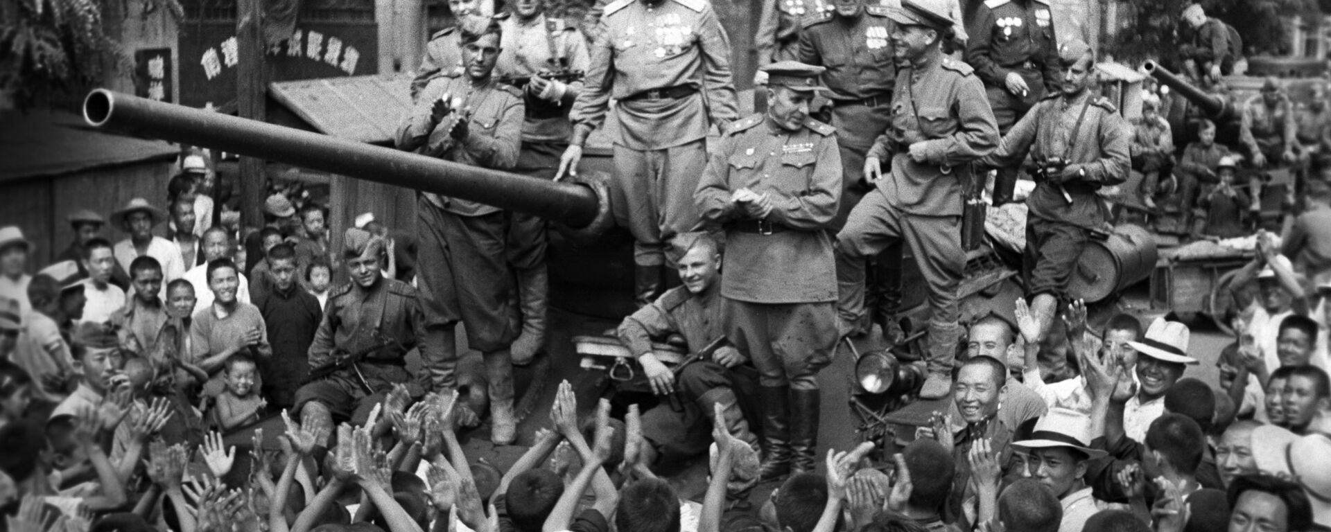 Жители Далянь встречает советских танкистов - Sputnik Казахстан, 1920, 26.08.2025