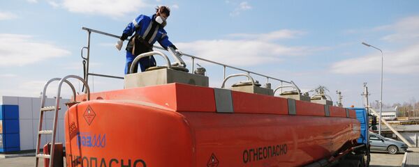 Бензовоз. Архивное фото - рекадр - Sputnik Казахстан