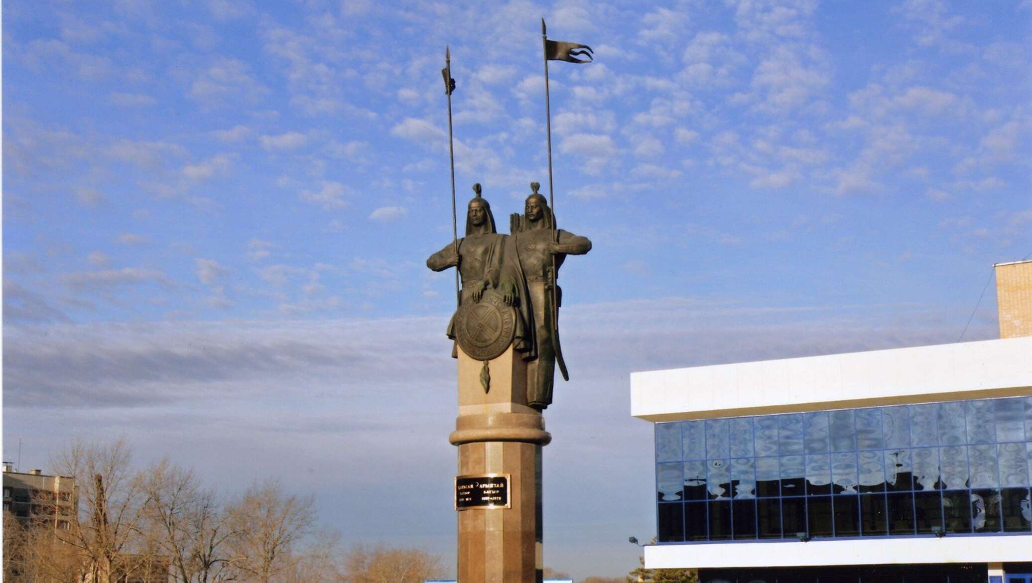 Спутник петропавловск казахстан. Памятник батырам в Петропавловске. Карасай и Агынтай памятник. Карасай батыр памятник. Петропавловск Казахстан достопримечательности.