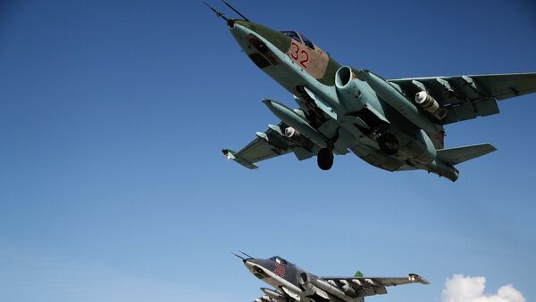 Самолет-штурмовик Су-25 в небе, архивное фото - Sputnik Казахстан