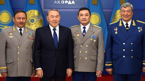Нұрсұлтан Назарбаев қазақстандық ғарышкерлермен бірге - Sputnik Қазақстан